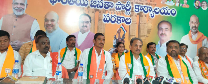 జర్నలిస్టులకు ఎమ్మెల్యే రేవూరి బహిరంగ క్షమాపణ చెప్పాలి