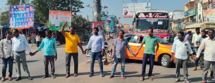 జర్నలిస్టులపై ఎమ్మెల్యే రేవూరి వ్యాఖ్యలు గర్హనీయం