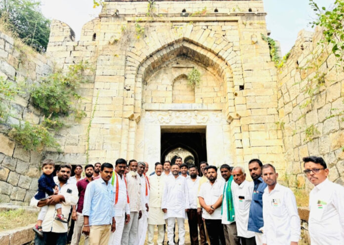 MLA Thota unfurls the national flag at the Kaulas Fort