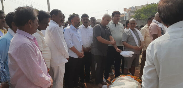 అంత్యక్రియలకు హాజరైన ఎమ్మెల్యే