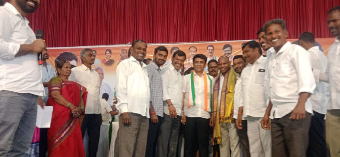 సర్పంచ్ ను సన్మానించిన ఎమ్మెల్సీ కూచుకుల