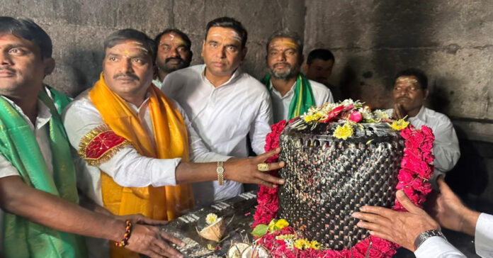MP Chamala performs special pujas at Someshwara Swamy temple