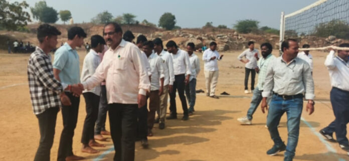 పెద్దఏడ్గిలో సీఎం కప్ పోటీలను ప్రారంభించిన ఎంపీడీవో