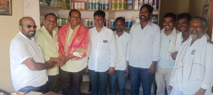 Madhapur villagers honour Kamareddy Urban SSI