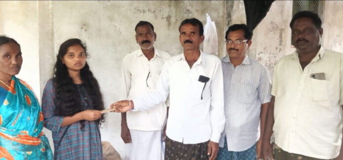 బాధిత కుటుంబానికి మల్లారం సర్పంచ్ చేయూత