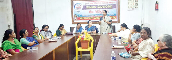 శ్రామిక మహిళల్లో నాయకత్వ స్థాయి పెరగాలి