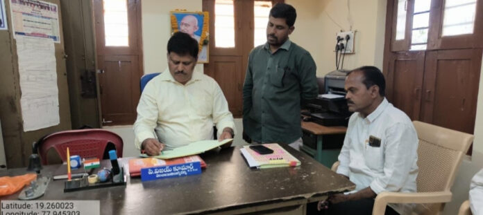 అభివృద్ధి పనులను పరిశీలించిన మండలాధికారి