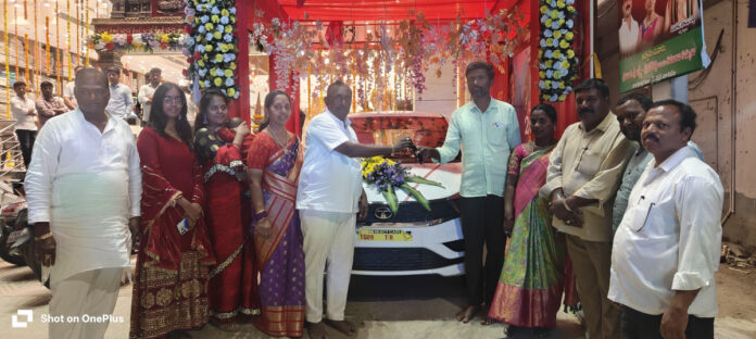 లక్కీ డ్రా లో టాటా టియాగో కారు గెలుచుకున్న మన్నె రామకృష్ణ