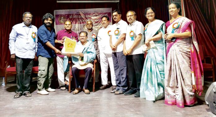 డాలర్లు సంపాదిస్తున్నా మూలాలు మర్చిపోని కవి అఫ్సర్