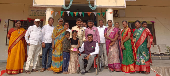 మానవత్వాన్ని చాటుకున్న మర్రిగూడ తహశీల్దార్