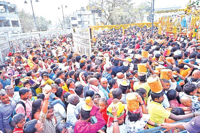 కిక్కిరిసిన మేడారం