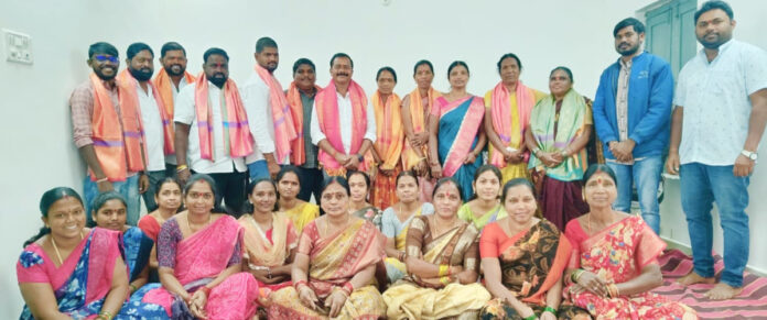 Members of womens organizations honored the members of the ruling class