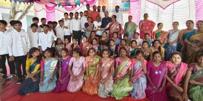 గాంధారి జడ్పీహెచ్ఎస్ లో మాక్ పార్లమెంట్