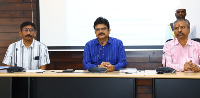 మున్సిపల్ ఎన్నికలు బాధ్యతాయుతంగా నిర్వహించాలి: కలెక్టర్