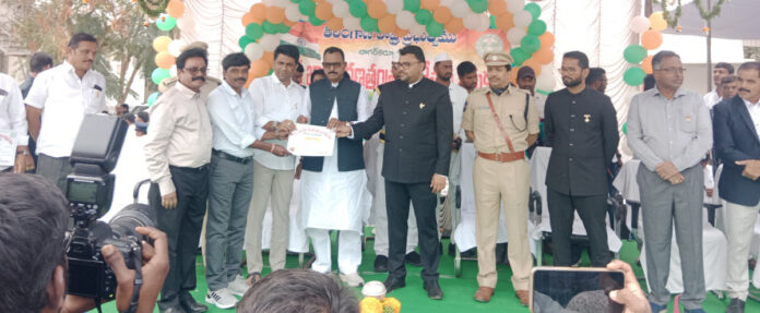 ఎంపీ చేతులమీదుగా ఉత్తమ అవార్డు అందుకున్న ఊరుకొండ ఎంపీడీఓ