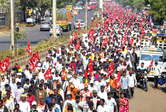 మహారాష్ట్రలో మహా పాదయాత్ర