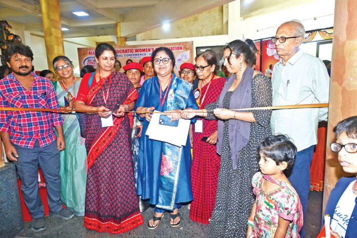 ఆర్ట్లో ‘అమ్మ’ బంధం