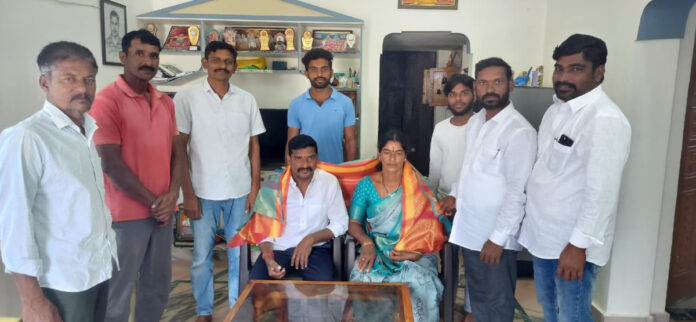 పడకల్ సర్పంచ్ దంపతులకు ఘన సన్మానం