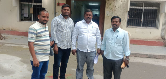 కారును తగులబెట్టిన నిందితులను పట్టుకోవడంలో పోలీసుల జాప్యం