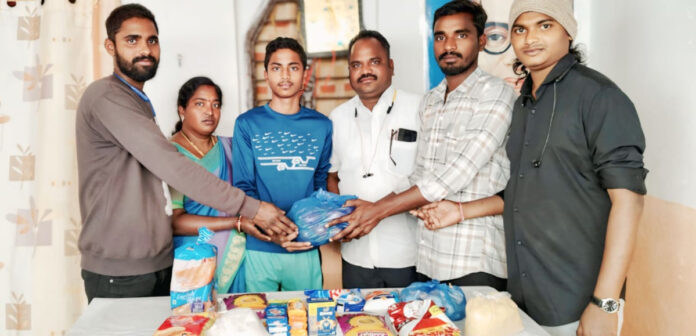 అనారోగ్య విద్యార్థి కుటుంబానికి నిత్యావసర సరుకులు అందజేత
