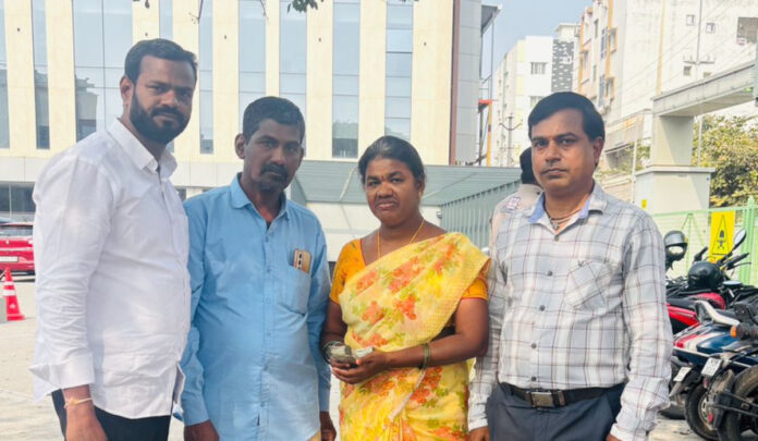 క్షతగాత్రుడికి ఆర్థిక సాయం అందజేత