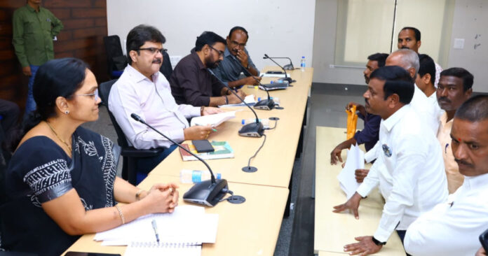 ప్రజావాణి దరఖాస్తులను త్వరితగతిన పరిష్కరించాలి: కలెక్టర్