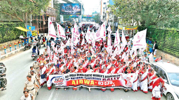 హక్కుల కోసం నినదిస్తూ… మనువాదంపై పోరు సల్పుతూ కదం తొక్కిన ఐద్వా దండు