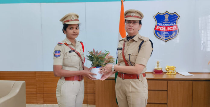 నూతన కమిషనర్ ను కలిసిన రాయపోల్ ఎస్ఐ