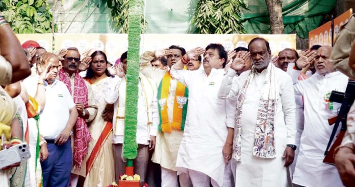 రాహుల్గాంధీ రాజ్యాంగాన్ని అవమానిస్తున్నారు