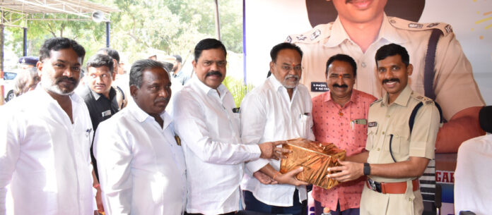 అధికారులను కలిసిన రెడ్ క్రాస్ సొసైటీ సభ్యులు