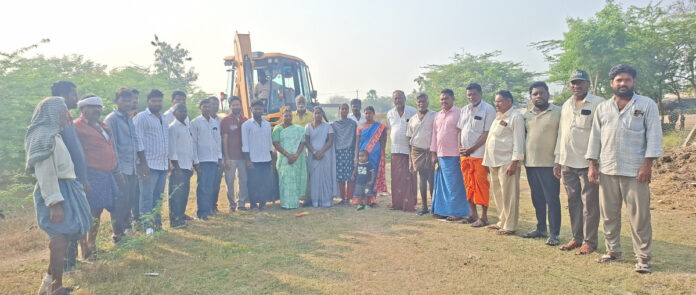 సంతస్థలంలో పెరిగిన కంప చెట్టు తొలగింపు..