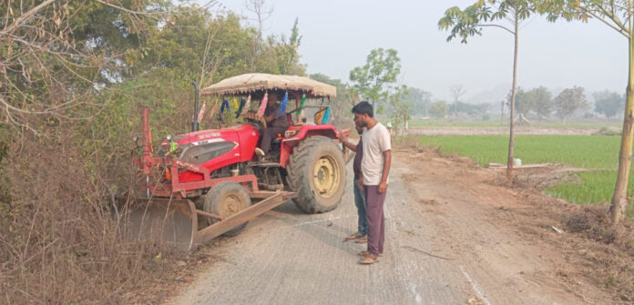 రహదారికి ఇరువైపులా ముళ్ళపొదల తొలగింపు