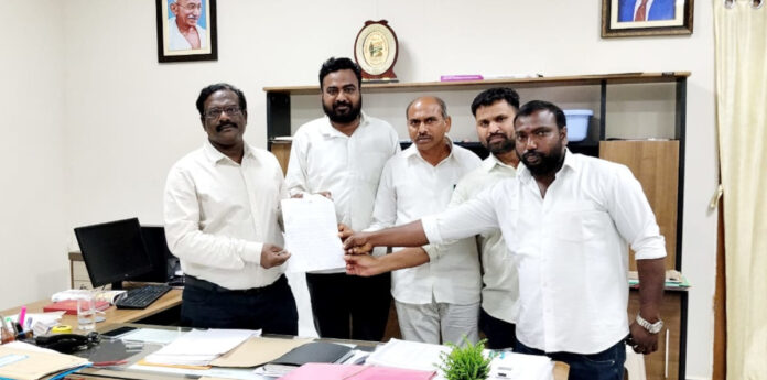 ప్రభుత్వ భూములను కాపాడాలని అదనపు కలెక్టర్ కు వినతి