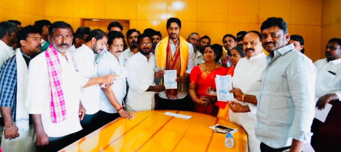 సమ్మక్క-సారక్క ఆలయం వద్ద సదుపాయాలు కల్పించాలని వినతి