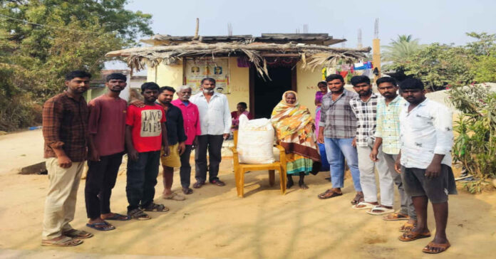 బాధిత కుటుంబానికి బియ్యం చేయూత..