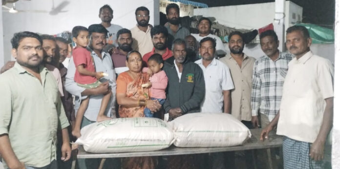 బాధిత కుటుంబానికి బియ్యం అందజేత