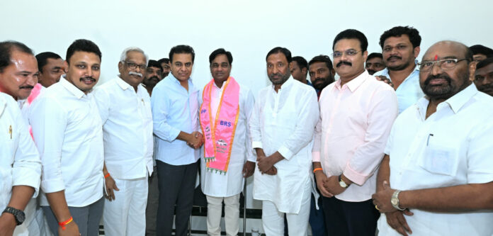 బీఆర్ఎస్ లో చేరిన రిక్కల ఇంద్ర సేనారెడ్డి