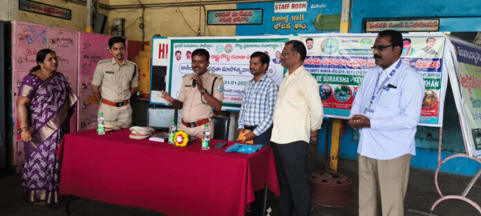 రోడ్డు భద్రత నిబంధనను పాటించాలి