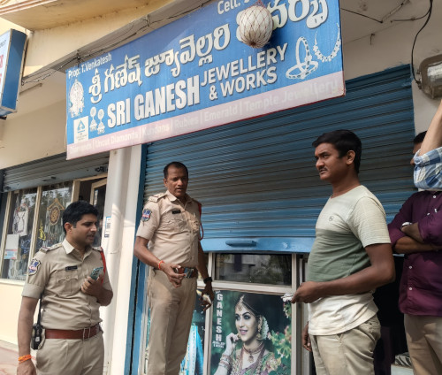 జ్యువెలరీ షాప్ ను దోచుకునేందుకు దుండగులు విఫల యత్నం