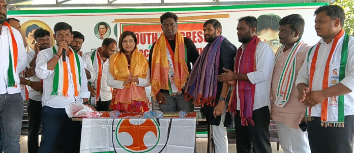 చిన్నతూండ్ల సర్పంచ్ గడ్డం క్రాంతికి రోహిణి సత్కారం