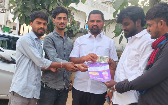 కబడ్డీ టోర్నమెంట్ నిర్వహణకు రూ.10 వేలు అందజేత