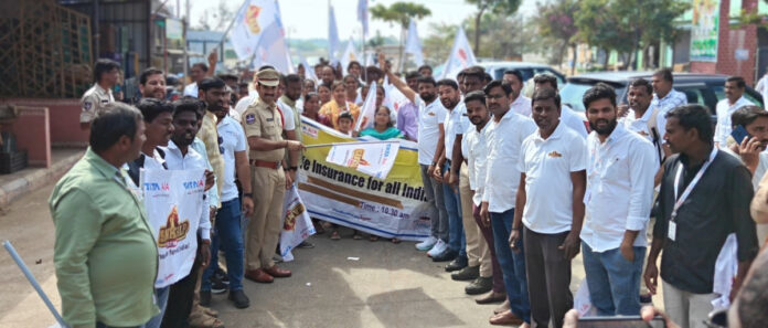 జెండా ఊపి సంకల్ప్ యాత్రను ప్రారంభించిన ఎస్సై శ్రీకాంత్