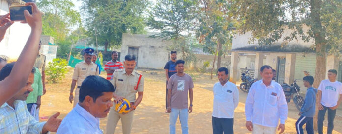 సింగారంలో క్రీడా పోటీలను ప్రారంభించిన ఎస్సై