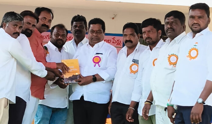 SR Foundation presents Constitution of India to Jangaon GP