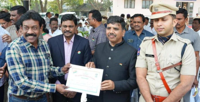 ఉత్తమ సేవా ప్రశంసా అవార్డు అందుకున్న ఎస్టీఓ