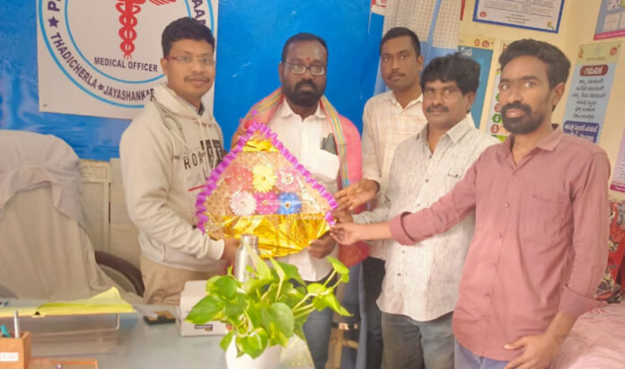 సర్పంచ్ బండి స్వామికి ప్రభుత్వ వైద్యాధికారి సన్మానం