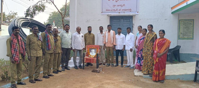 జాతీయజెండాను ఎగురవేసిన సర్పంచ్ సావిత్ర సాయ గౌడ్