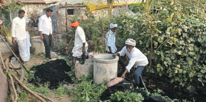 పుల్కల్ లో మురికి కాలువల శుభ్రం చేయించిన సర్పంచ్