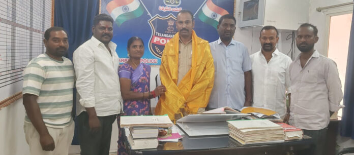 ఎస్ఐ అనిల్ రెడ్డిని కలిసిన సర్పంచ్ దంపతులు