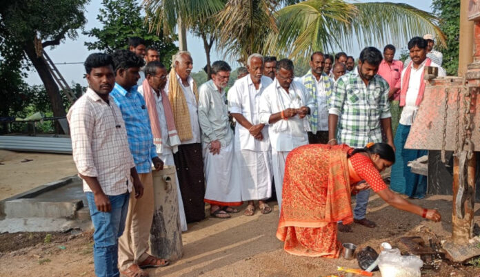 నీటి ఎద్దడి నివారణకు బోరు వేయించిన సర్పంచ్